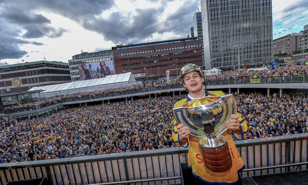 William Nylander med VM-pokalen. 